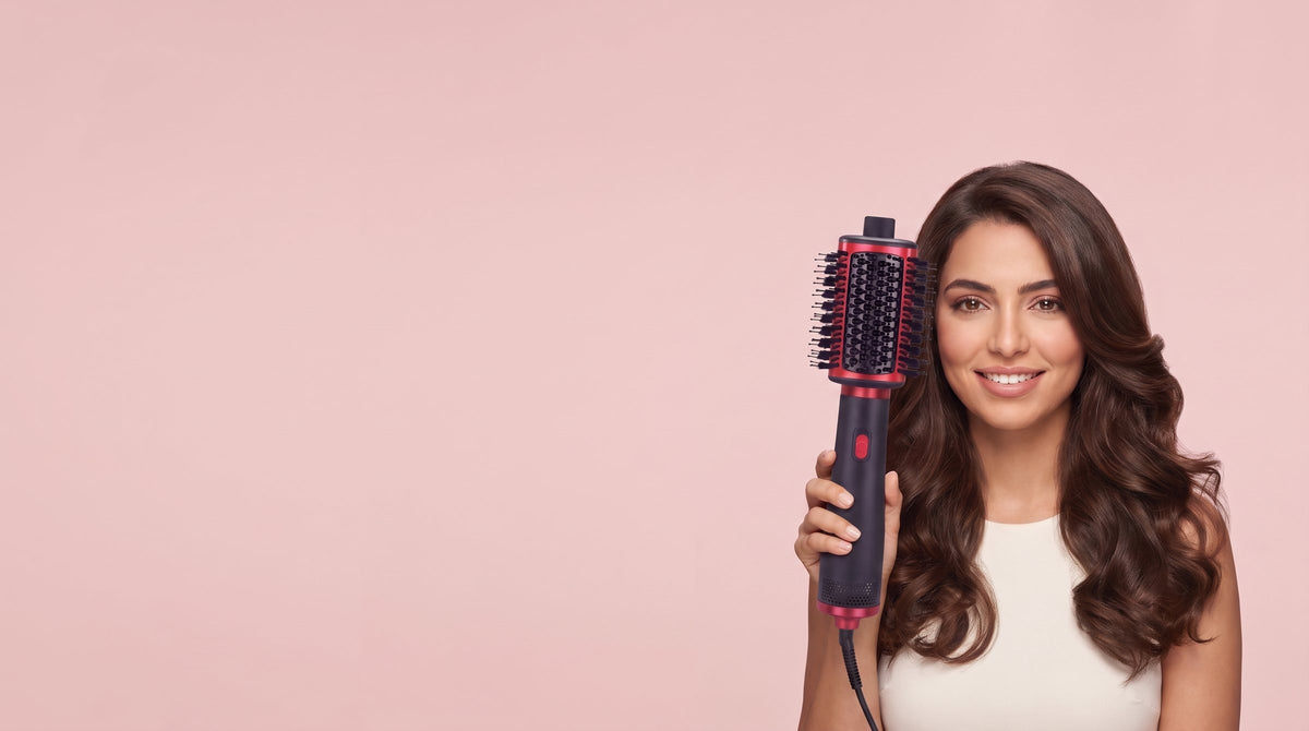 Femme qui tient la brosse soufflante ENZO One Step Plus