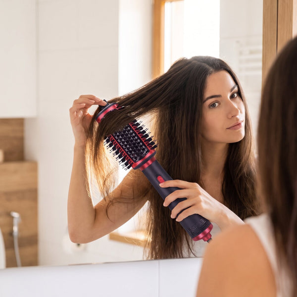 Brosse glissée sous une mèche, près des racines