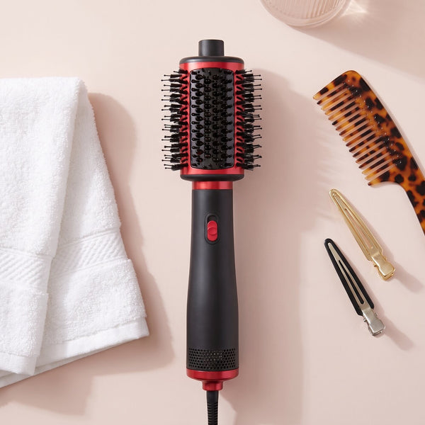 La brosse soufflante One Step Plus posée sur un plan de toilette